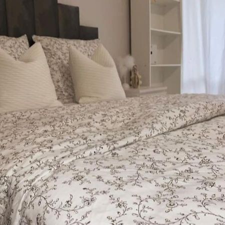Les Grenats Apartment กงฟล็องส์-แซงโตโนรีน ภายนอก รูปภาพ